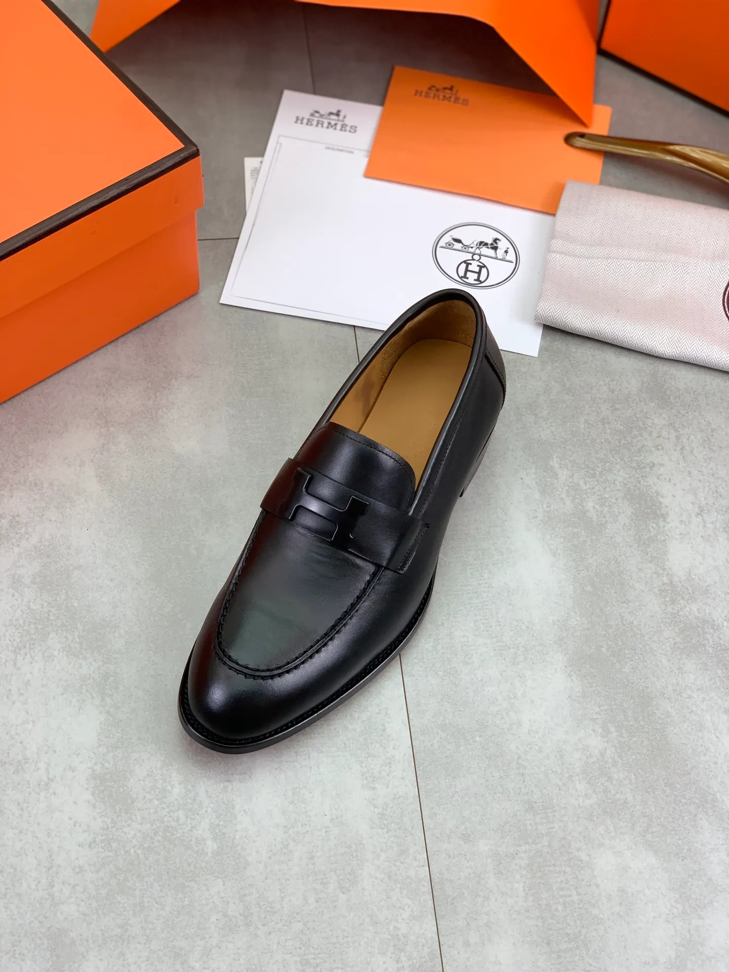Factory price P980 💰💎💎💎 Original genuine leather outsole Brand: Hermès Grade: Same as the official website Original quality materials: Original soft calfskin Water-dyed cowhide lining Original Italian genuine leather outsole Style categories: Men's fashion Formal casual leather shoes Slip-on men's shoes series Young fashion European and American trends British style Code number: 39-45 (38.46 can be customized)